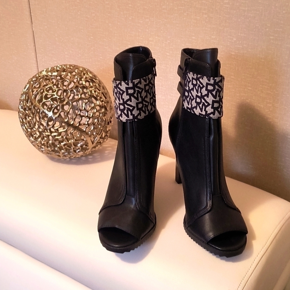𝅺DKNY Brooke Lug Sole Peep-Toe Bootie With Buckles Black Size 10 M